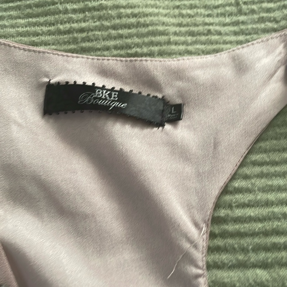 Woman’s size large ! Has a few small stains from makeup